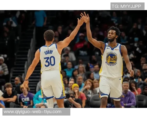 库里目睹队友接连遭遇十字韧带重伤赛季报销心痛不已